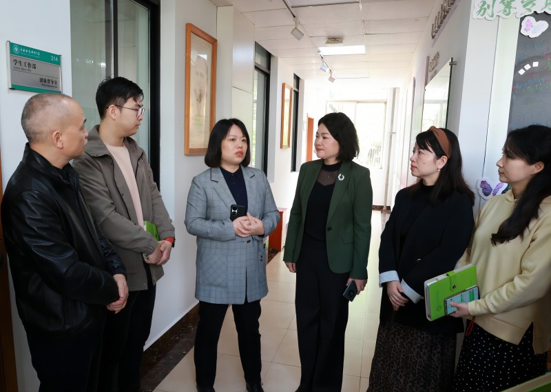 校长仇怡深入心理健康教育中心开展实地调研