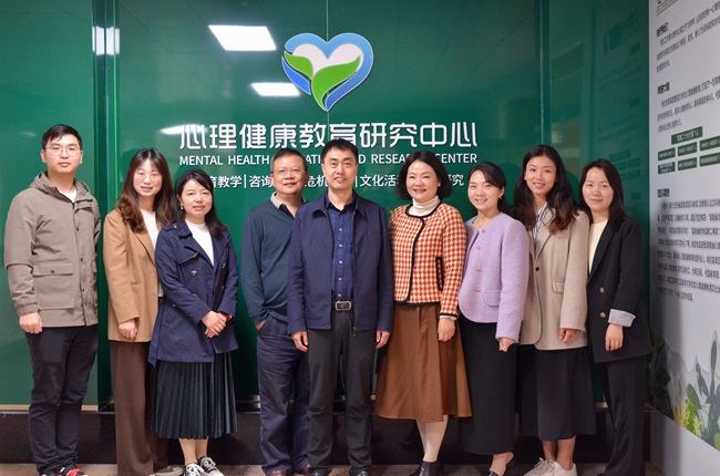 副校长刘高强送袁红梅任职心理健康教育中心主任